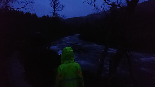 Spennende å gå i mørket, høre elven bråke