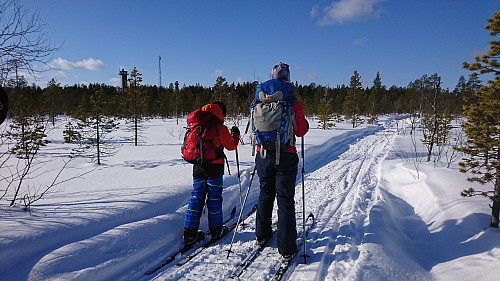 På vei til Treriksrøysa - passerer to generasjoner med norske vakttårn