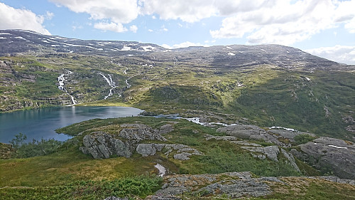 Flott utsikt mot Svartavatnet og stølen Setenuten