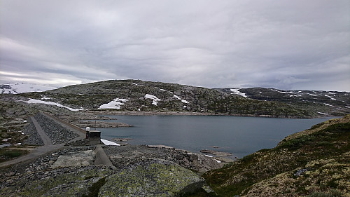 Endelig var vi kommet til andre siden av Storevatnet - var dryg den etappen rundt Kjerringhetta. Hadde nok vært kjekkere å gått over.