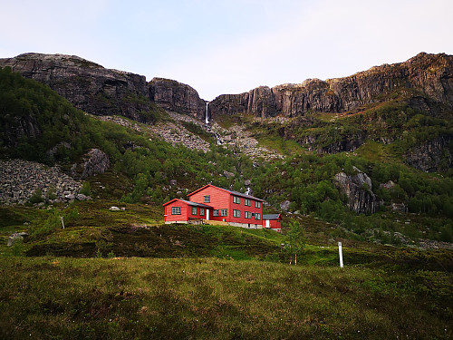 Fin kveld med lyden av rennende vatn og dyreliv
