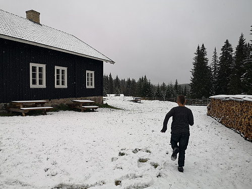 Herlig å springe i snøen, Kjørestua, vår tredje hytte denne dagen
