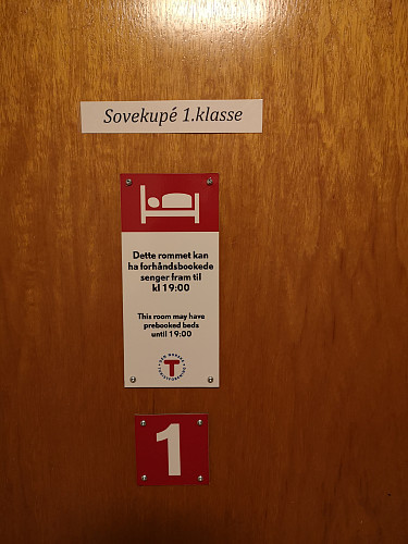 Her i en sovekupé på Morskogen tok vi kvelden - hytte nr 6 på en og samme dag