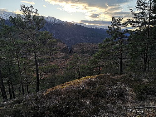 Elva går utfor og mot fjorden