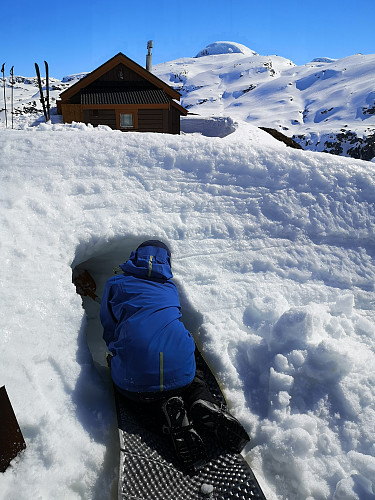Har begynt på en snøhule