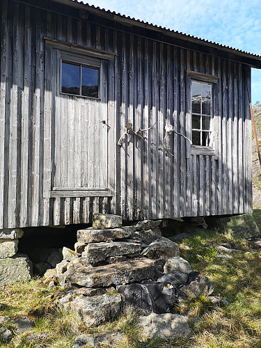 Gammel hytte over Fjæra - under Svenuten
