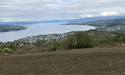 Bergstoppen med utsikt over Gjøvik og Hovdetoppen