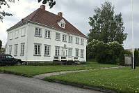 Sole - det gamle kommunehuset og bautaen over 12 krigsoffere