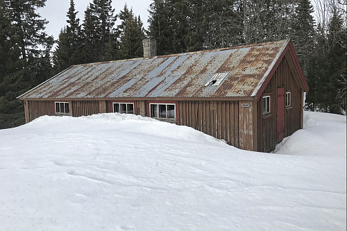 Og den godt vedlikeholdte hytta på Kluksætra