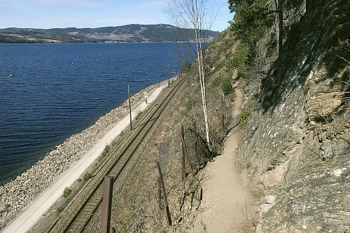 Mjøspromenade, jernbane og sti side om side