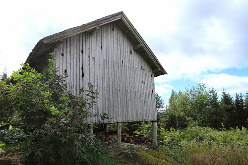 Låven i Komatt ligger i Hakkebakkeskogen
