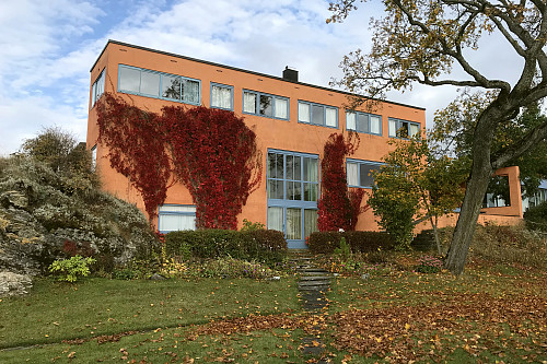 Risevillaen i funkisstil. Det har etter hvert blitt mange slike byggeklosser på Hamar, men i mye simplere form.