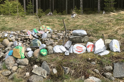 Stener malt i gull og sølv ved startpunket