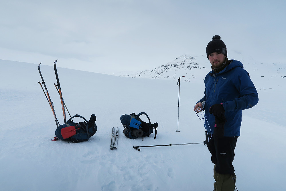 Turens første kilometer unnagjort. Lating av vann og teknisk justering. Dette er rett før vi fant snøhulene.