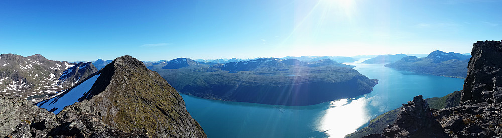 Panorama sørover fra Ånefinntinden. Fra vest ser man bl.a. Reitetinden, Spanstind, Lavangstinden, Ystelifjellet, Hinnøya og Snøtinden på Andørja. Møysalens karakteristiske profil var godt synlig ute på Hinnøya.