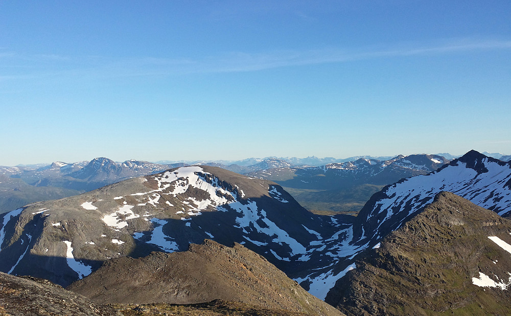 Utsikt mot sørøst. Til venstre er Spanstind og Rivtind lett å få øye på. Sentralt mot horisonten er Narvikfjella. Helt til høyre ser man Reitetinden.