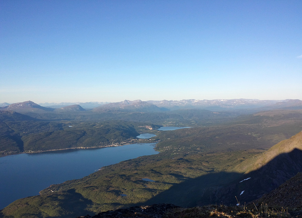 Sagfjorden og Sjøvegan. Mot horisonten over Sjøvegan de fantastiske Istindan med sin lett gjenkjennelige form. Virkelig et blikkfang fra topper vest for Bardudalens majestet.