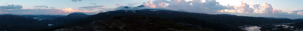 Panorama fra toppen. Gaustaknea stikker opp fra skyene.
