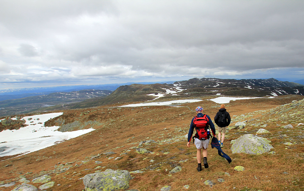 På vei ned fra Høgevarde. Sikter oss inn på Ranten. Gråfjell i bakgrunnen.