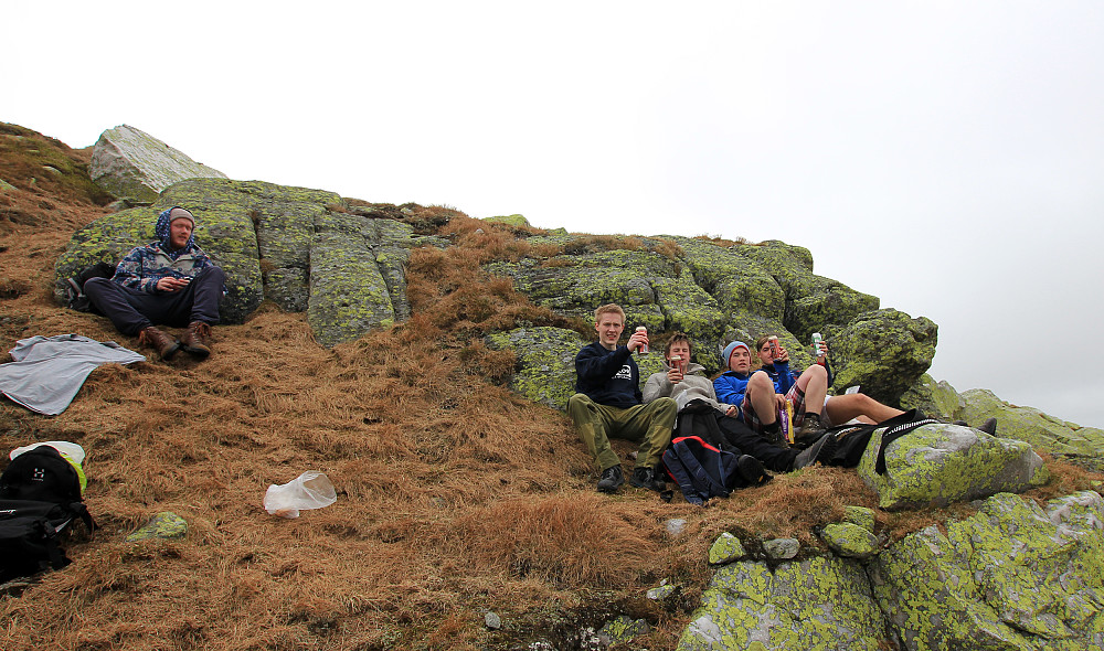 Gjengen (minus Øystein) nyter en toppøl under toppen.