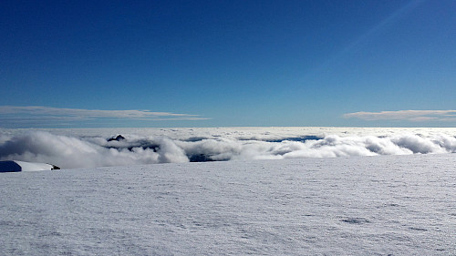 Skyene lå som et lokk over 1600 moh. i sør. Det ga virkelig en følelse av å være på Troms' tak!