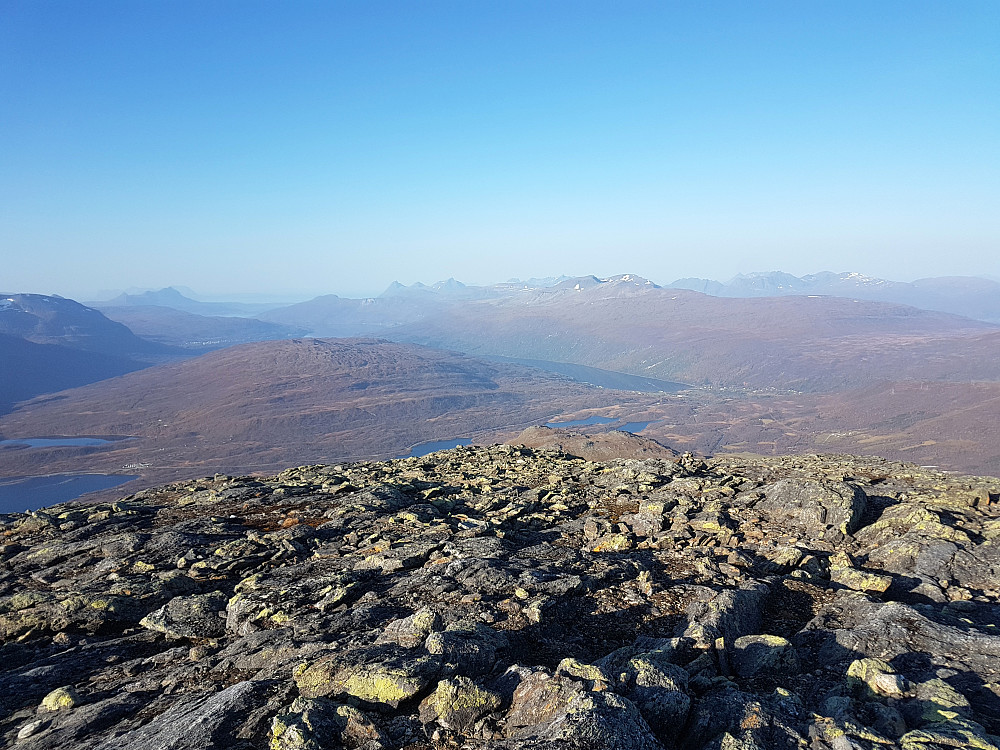 Utiskt mot Gratangsbotn og fjella nordover langs Astafjordsystemet