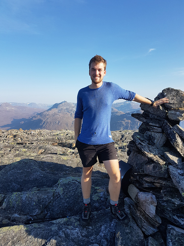 Fornøyd kar med Rivtind i bakgrunnen