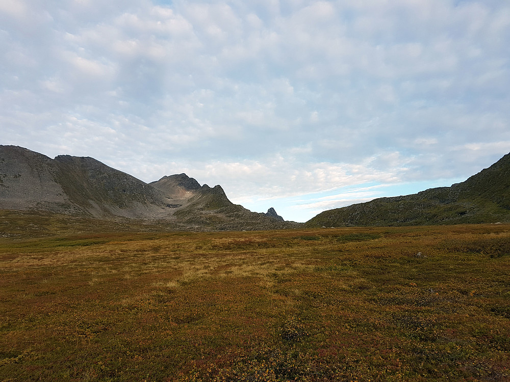 Mot Blåskredtinden fra Vasstrandmyran. Eneste topp på Kvaløya som krever klatring
