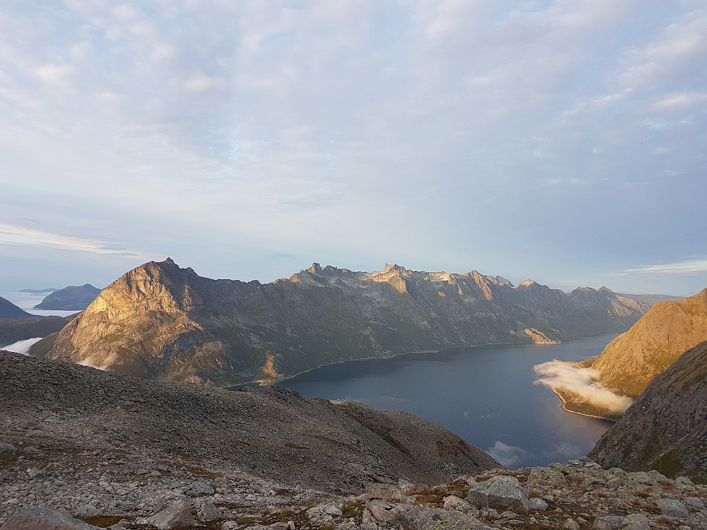 Mot Ersfjorden fra toppryggen