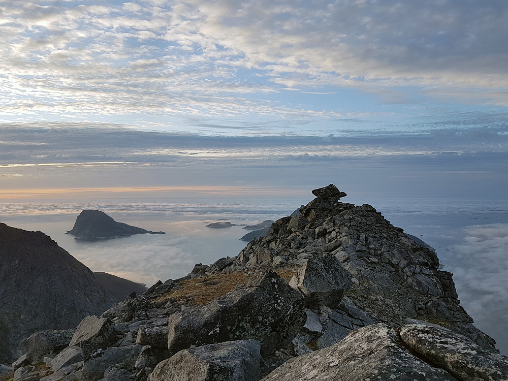 Toppunktet sentralt, Håja ute i fjorden