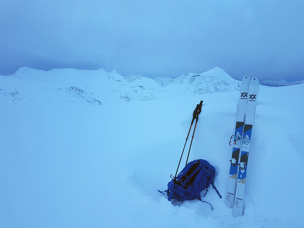 Innover mot Reitetindan, Elveskardstindan og Høgfjellet fra toppen. Helt sentralt litt i bakgrunnen er Langlitinden