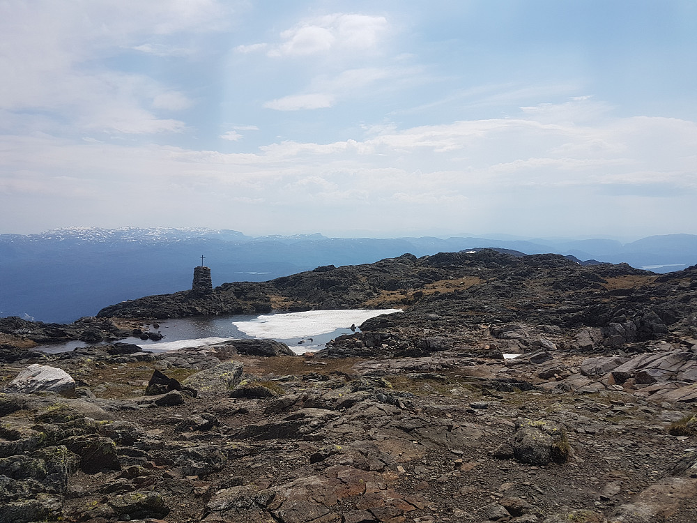 Mot Folgefonna som såvidt skimtes gjennom disen. En av vardene til kommunegrensa Bergen/Samnanger blei med.