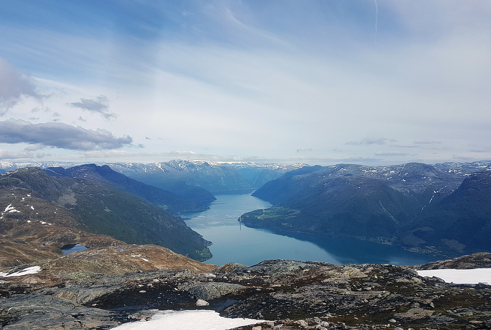 Mot Hardangerbrua og Hardangerjøkulen