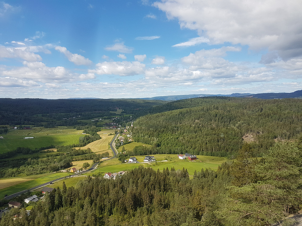 Flott utsikt over dalen under Vardåsen.