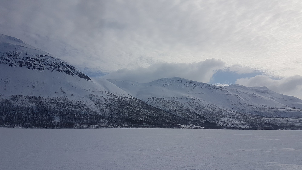 Mot toppen fra Tårnvatnet. Ryggen på nordsida av bekken tydelig til venstre for den skydekte toppen.