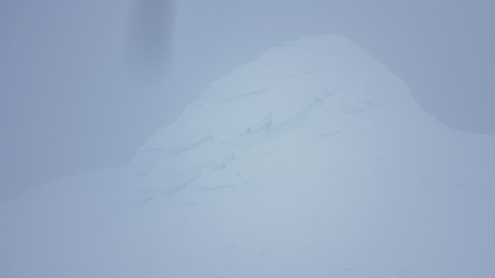 Toppvarden, utvidet av snø og is ca. 4-5 meter mot vest