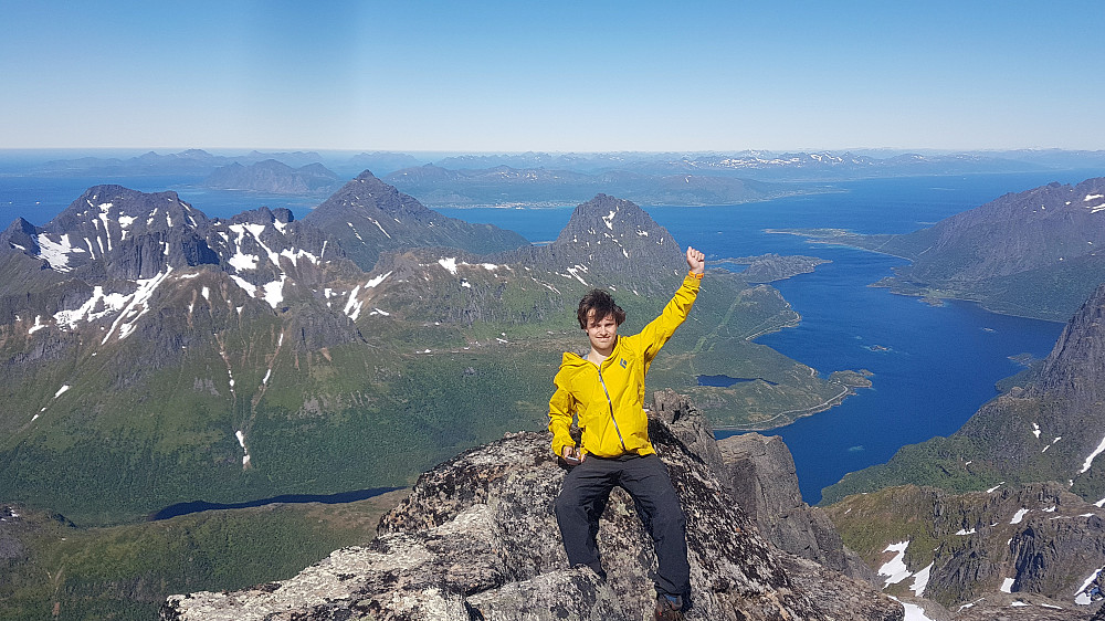 Truls på toppen med utsikt mot Langøya 
