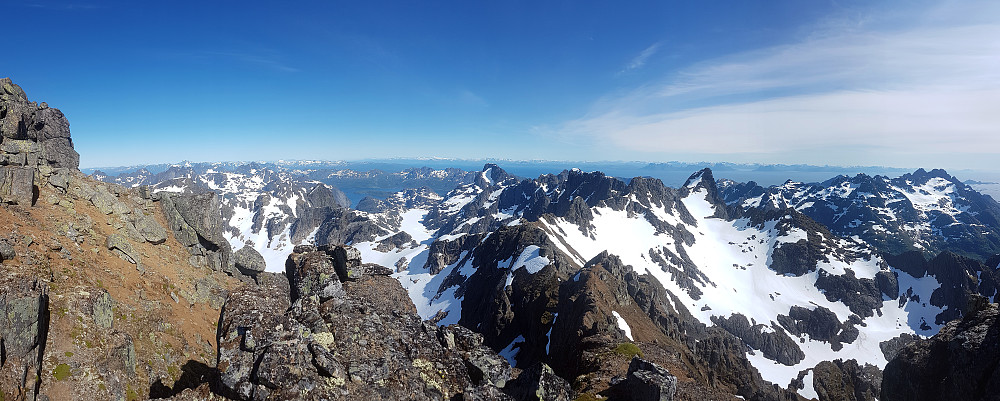 Utsikt mot alle fjell av betydning på Hinnøya og i Ofoten. Møysalen, Frostisen, Stetinden, Tilthornet og Hamarøyskaftet for å nevne noen.