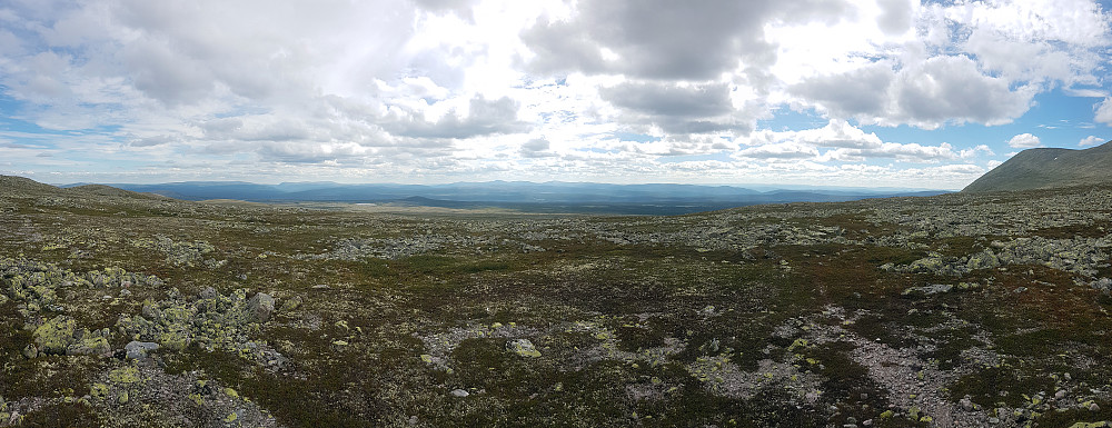 Utsikten tiltar på Snaufjellet opp mot Sølenmassivet
