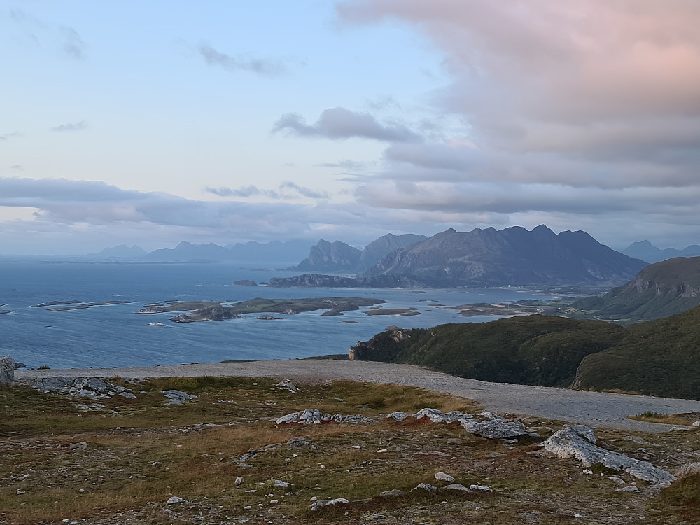 Nordover mot Mjelletindene, Kjerringøy og Steigen