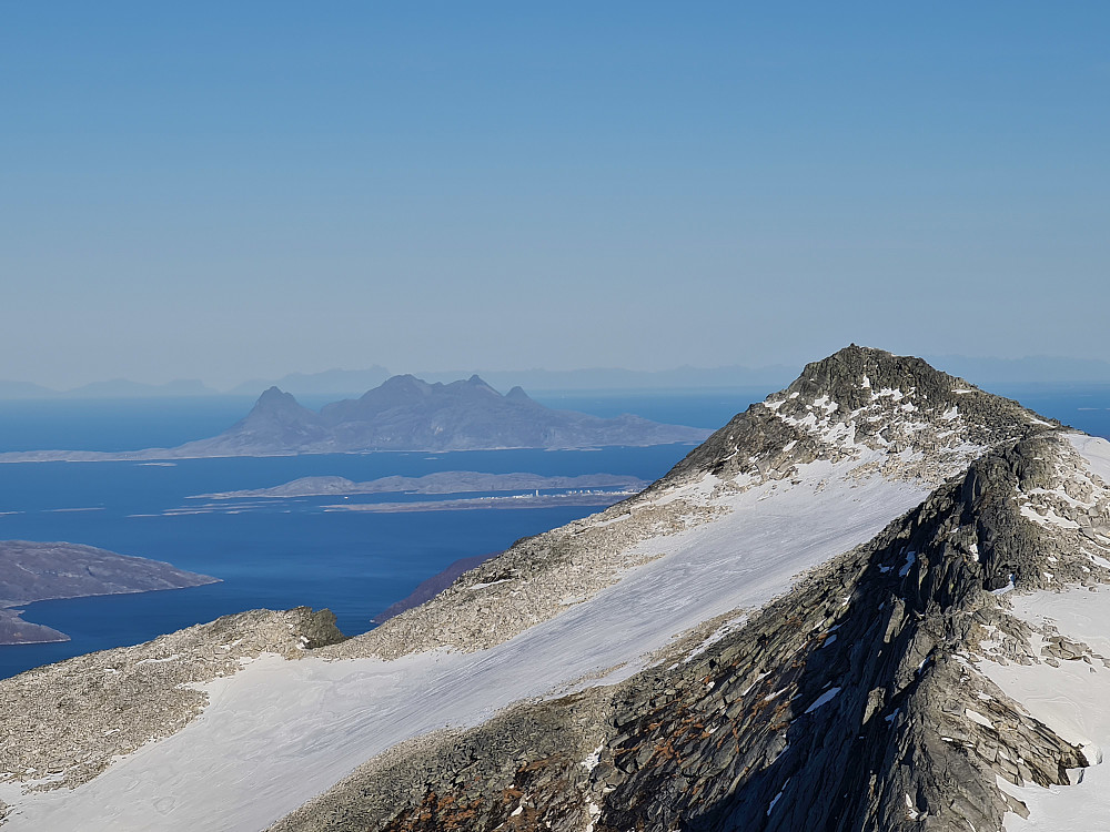 Beiartinden med ytterste spiss av Bodø og Landegode i bakgrunnen. Over Landegode skimtes også såvidt Vågakallen, 133 km unna!