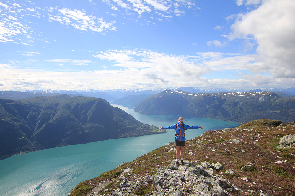 Mot Lustrafjorden
