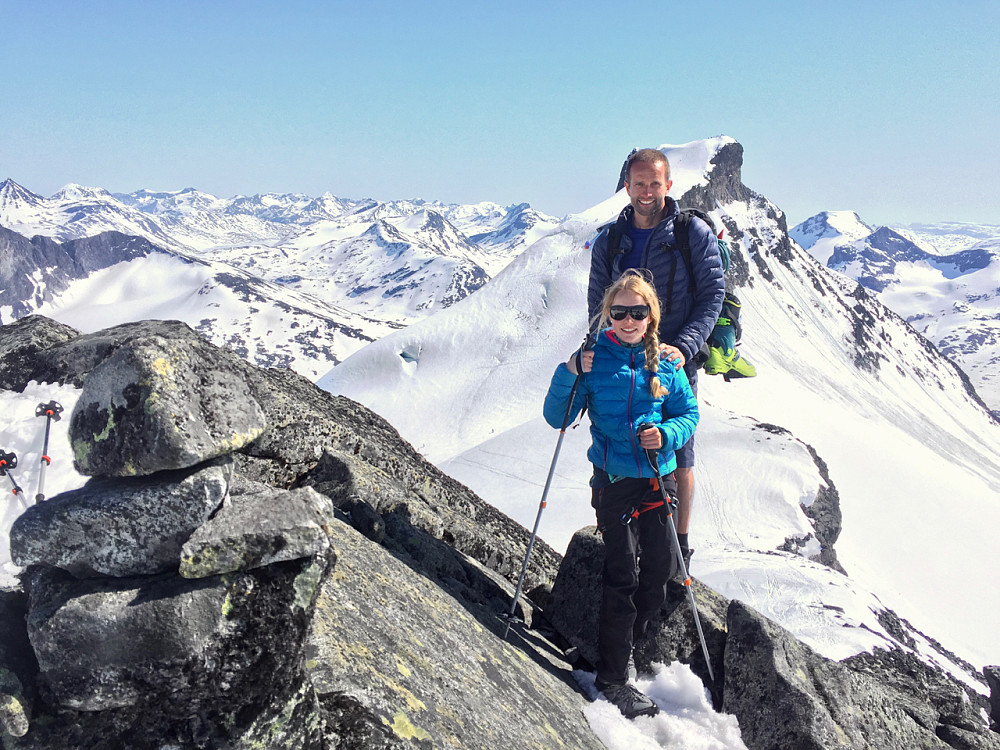 På toppen av Veslebjørn, Storebjørn i bakgrunnen.