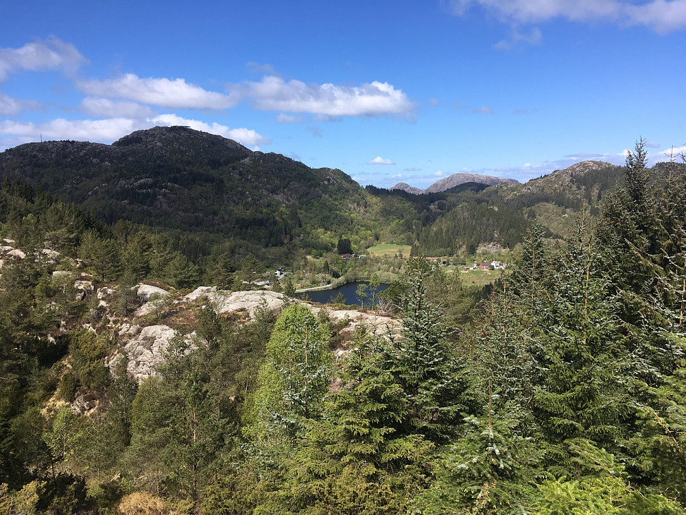 Utsikt mot Brakstadfjellet, Gaustadfjellet (langt der bak) og Tveitanipa mellom Ramus- og Hjartåsfjellet.