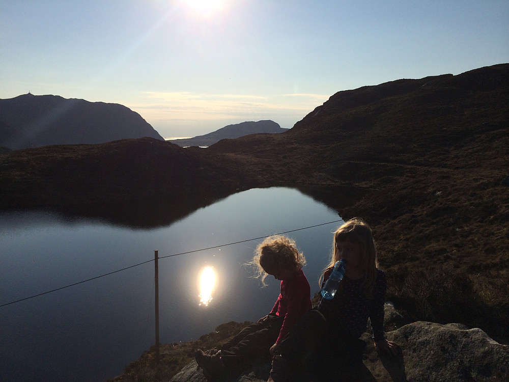 Rekreasjon av beste sort noen steinkast fra der jeg vokste opp. Et undervurdert fjell i ytre Herøy? (jeg mener ja)