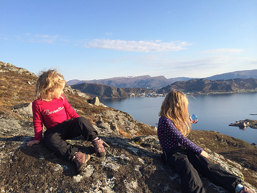 Kjekt å være på fjellet. Fosnavågen i bakgrunnen. 