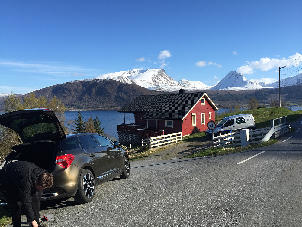 Idyll allereie ved parkeringsplassen på Jøsok. Til høgre i bakgrunnen ruva Skoratinden, som definitivt skal på mi 1000m-liste for dette året. Frå denne vinkelen ser fjellet rått ut (sjøl om ej veit at det e lett å bestige frå andre sida, men det e bestigbart frå nordsida som vi her ser uten klatreutstyr) 