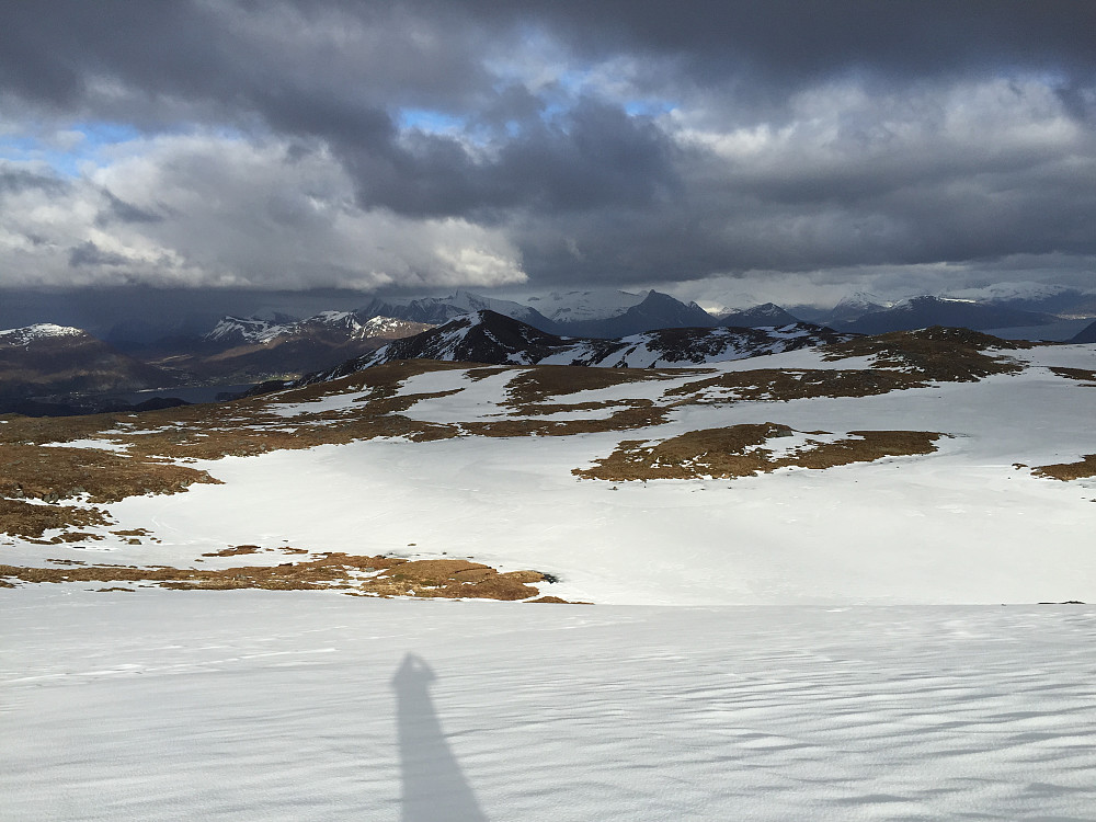 Holmevatnet is/snølagt med Nonshornet til venstre, bak der ser vi Rjåhornet, og til høgre Sletteheidane. 