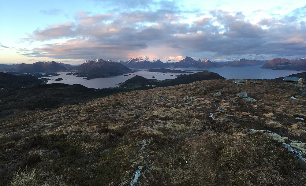 Panoramautsikt frå Gyrinakken. Litt for mørkt til at mobilkamera klarte heilt å fange det vakre lyset på Ørsta-toppane. 