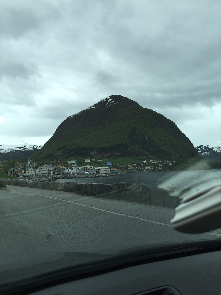 En enorm "haug" ser Rotsethornet ut som ved adkomst Volda. Det er et fullblods fjell, dog. 